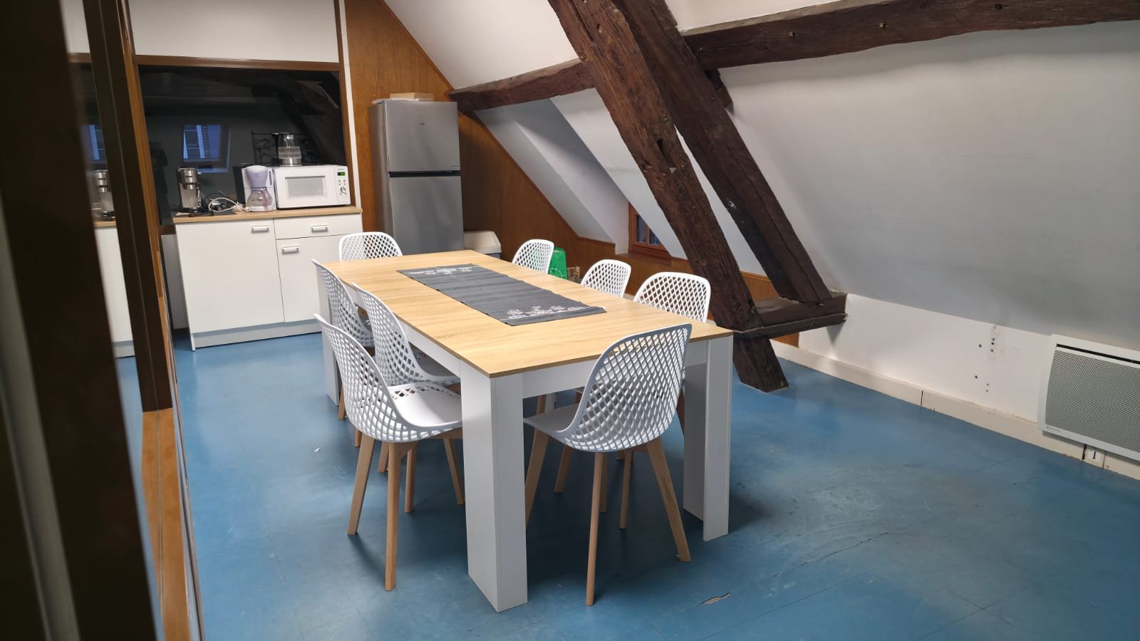 Espace relaxation et coin cuisine de la salle événementielle Beauvais