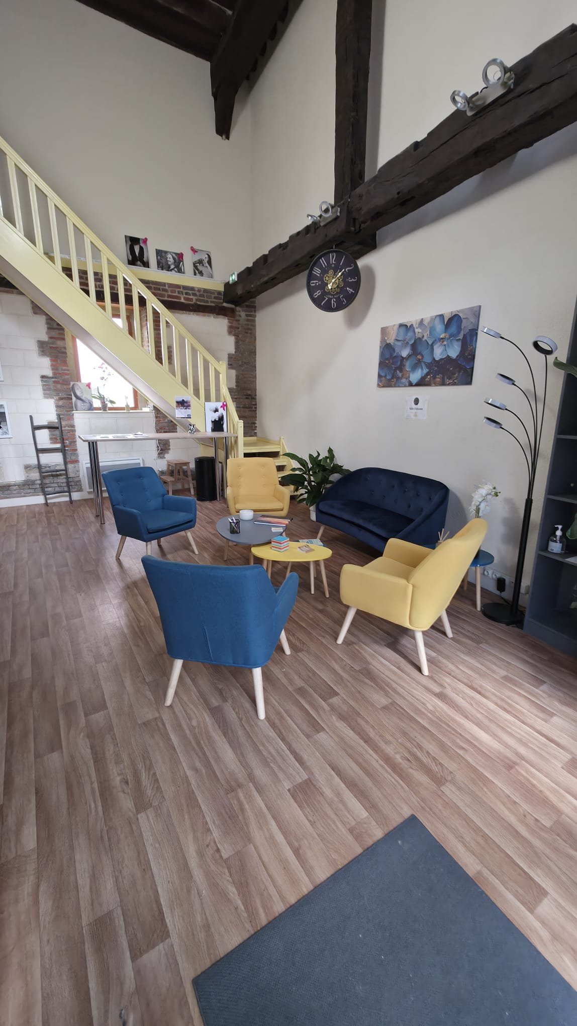 Espace d'accueil et salle d'attente cocooning à L'Échappée Zen Beauvais